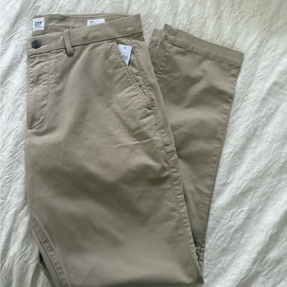 Gap Men's slim fit khaki flat front pants